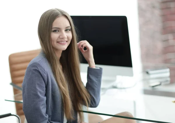 Funcionário do escritório feminino sentado em uma mesa — Fotografia de Stock