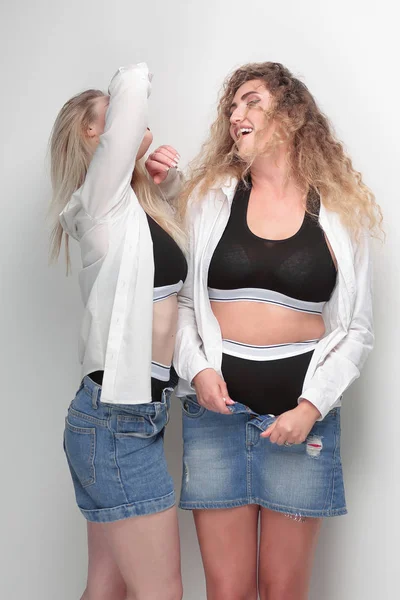 Zwei junge Models stehen nebeneinander — Stockfoto