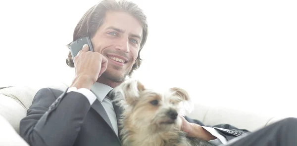 Gros plan d'un homme d'affaires parlant au téléphone et tenant son animal de compagnie . — Photo