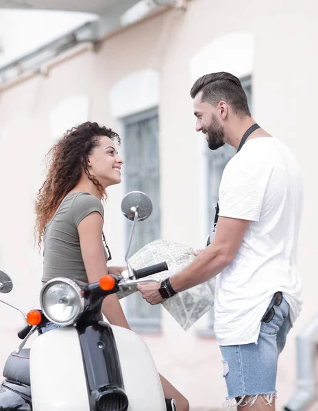 Rollerfahrt. schönes Paar fährt zusammen Roller. — Stockfoto