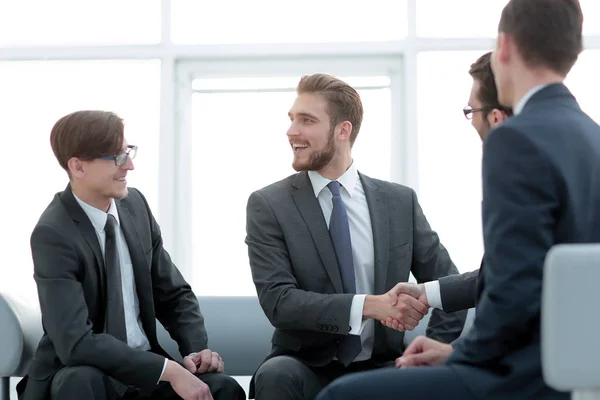 Handdruk zakenmensen in het kantoor. — Stockfoto