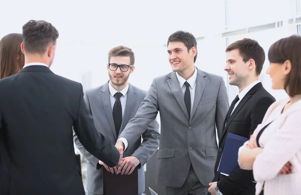 Handshake parceiros de negócios antes da reunião de negócios — Fotografia de Stock