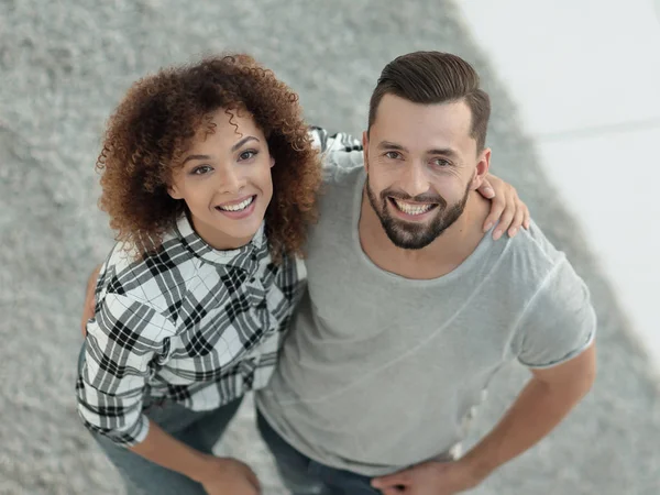 Pareja joven se dan cinco en la nueva sala de estar — Foto de Stock