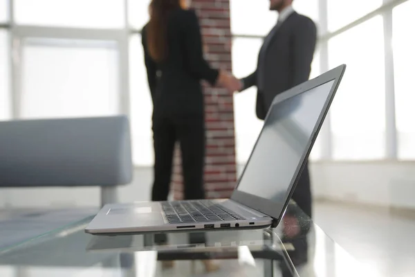 Laptop na mesa, aperto de mão de fundo — Fotografia de Stock