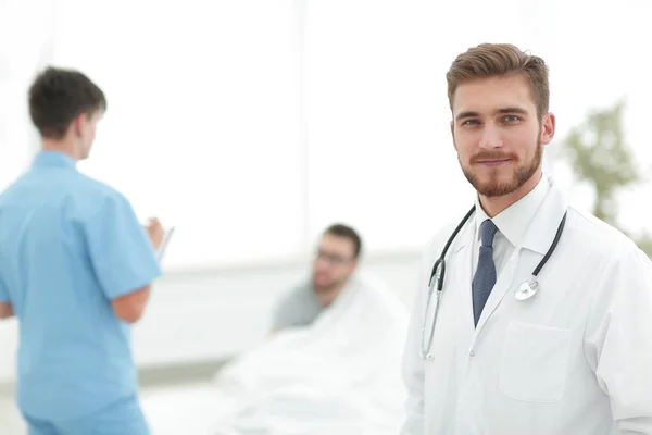 Medico sorridente su sfondo sfocato — Foto Stock