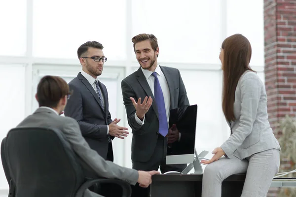 Gli uomini d'affari discutono su un nuovo progetto di business in ufficio. — Foto Stock