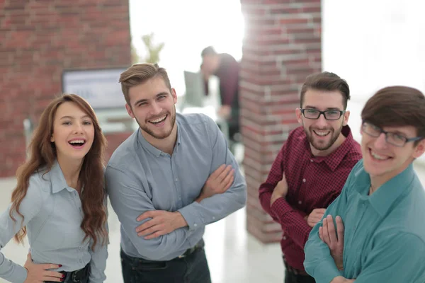 Lächelndes amerikanisches Team diskutiert Geschäftsprojekt beim Kaffee — Stockfoto