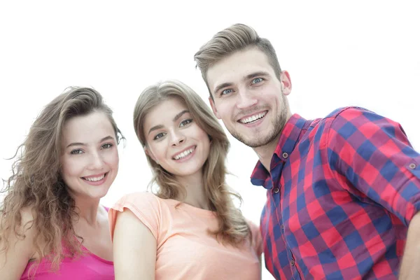 Крупный план трех молодых людей, улыбающихся на белом фоне — стоковое фото