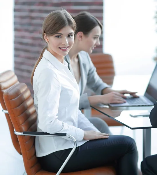 Employés de bureau assis derrière un bureau . — Photo