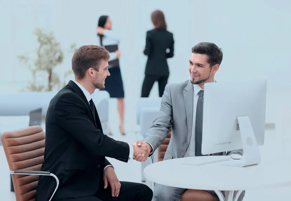 Handshake Manager y el cliente en la oficina. — Foto de Stock