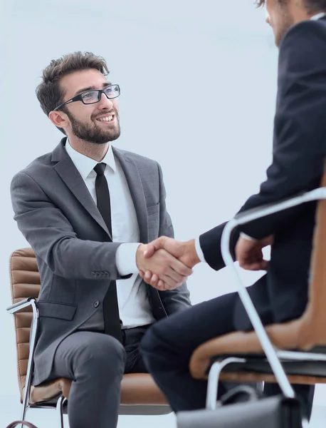 Dos compañeros de trabajo enfocados sentados juntos en una oficina moderna — Foto de Stock