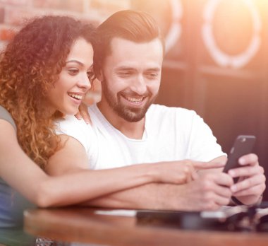 Güzel bir çift kahve içiyor, birlikte eğleniyorlar..