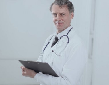 Kendine güvenen yetişkin doktor terapist belgeleri