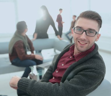 modern bir kendine güvenen erkekler portresi