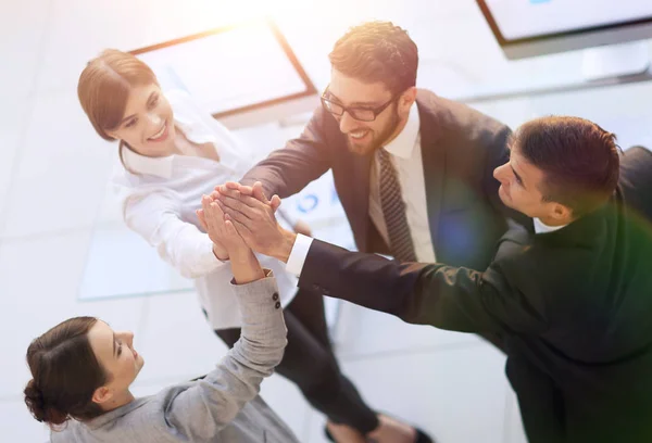 Équipe d'affaires réussie en se donnant un high-five, debout dans le bureau — Photo