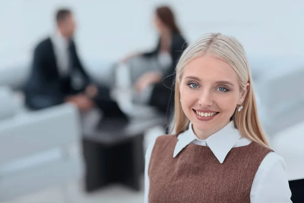 Unga företag dam på suddig bakgrund office — Stockfoto