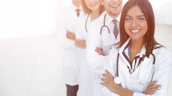 Kvinnliga läkare med grupp glada framgångsrika kolleger — Stockfoto