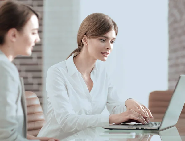 Woman Manager shows the client information on the laptop. — Stock Photo, Image