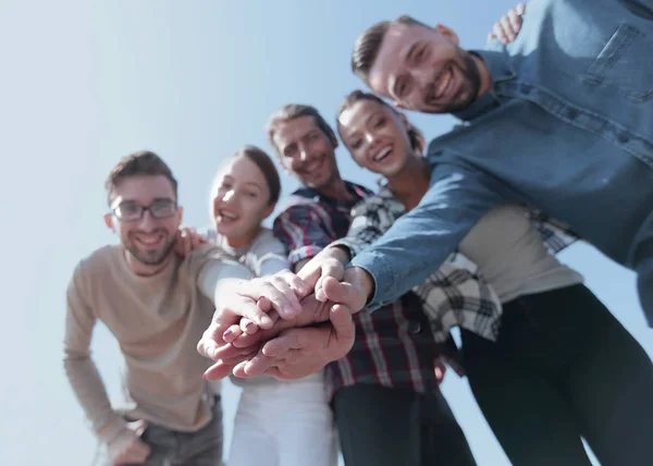 Estudiantes universitarios trabajo en equipo apilar concepto de mano — Foto de Stock