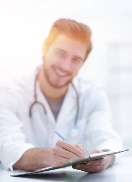 Immagine di sfondo di un medico scrivere una prescrizione — Foto Stock