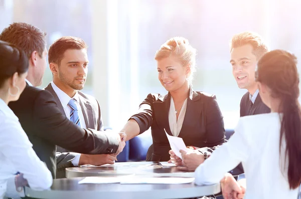 Бізнесмени тремтять руками під час зустрічі в креативному офісі — стокове фото