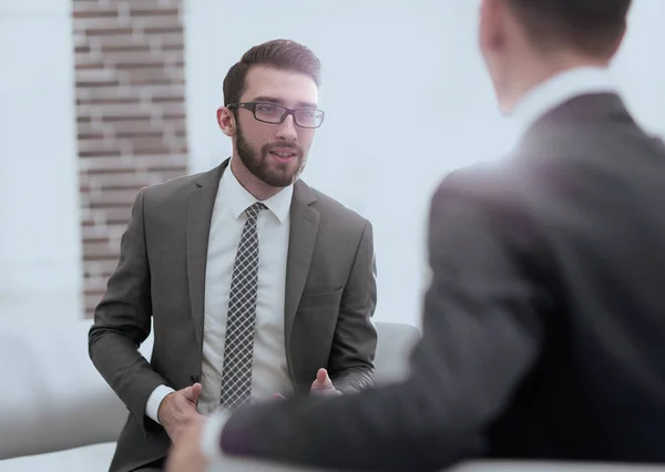 Retrato de dos empresarios discutiendo nuevo proyecto —  Fotos de Stock