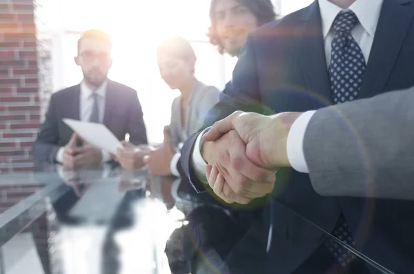 Handshake obchodních partnerů v konferenční místnosti — Stock fotografie