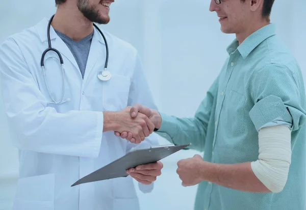 Médico felicitando o paciente com a recuperação — Fotografia de Stock