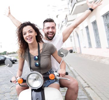 Çift sürme motosiklet eski şehir sokak.