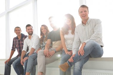 bekleme odasında sandalyelere oturan genç yaratıcı insanlar