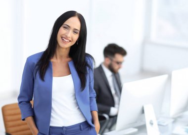 başarılı genç iş kadını çekici emin gülümseme ile