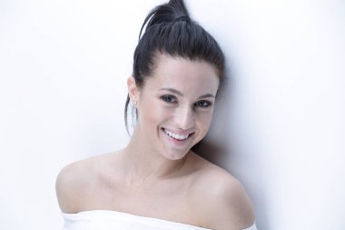 yakın çekim günlük makyaj ile genç bir kadın. Cilt Bakımı kavramı