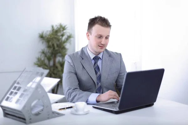 Schöner Geschäftsmann arbeitet im Büro — Stockfoto