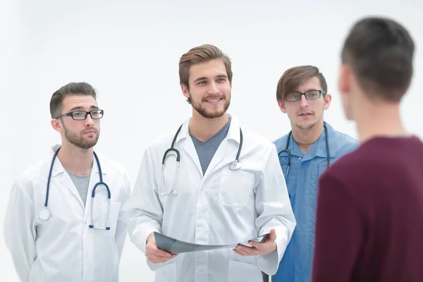 Médicos felicitando a la recuperación de los pacientes — Foto de Stock