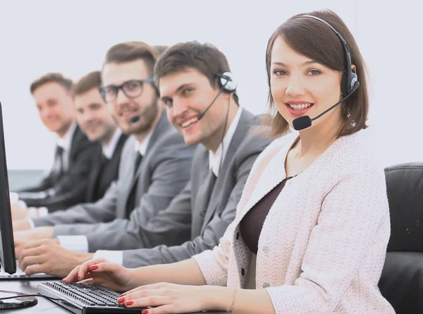 Kundendienstmitarbeiterin und Kollegen im Call Center — Stockfoto