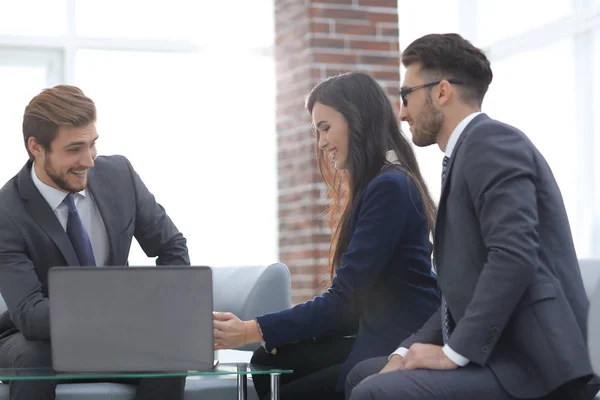 Geschäftsteam bei einem Meeting. — Stockfoto