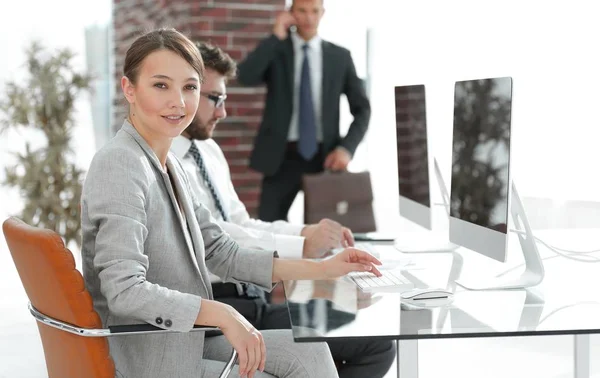 Porträt einer selbstbewussten Geschäftsfrau in ihrem Büro — Stockfoto