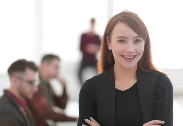 Geschäftsfrau auf verschwommenem Hintergrund Büro — Stockfoto