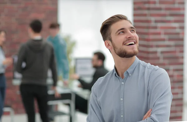 Hombre alegre sonriendo en la oficina . — Foto de Stock