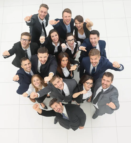A siker fogalma. üzleti csapat felemeli a kezét, és a kamerába néz. — Stock Fotó