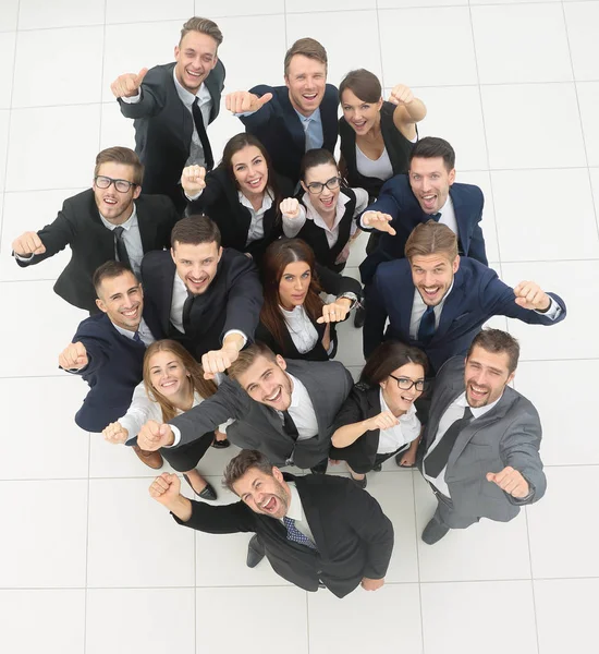 Conceito de sucesso. equipe de negócios levantando as mãos e olhando para a câmera . — Fotografia de Stock