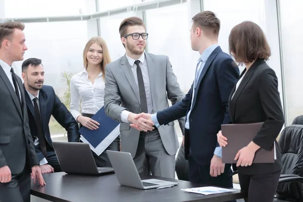 Handschlag mit Geschäftspartnern bei einem Treffen im Büro — Stockfoto