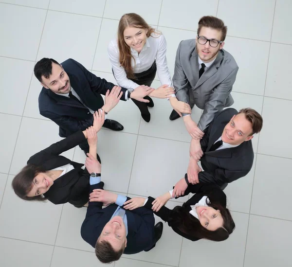 Concetto di partenariato. uomini d'affari in piedi in un cerchio . — Foto Stock