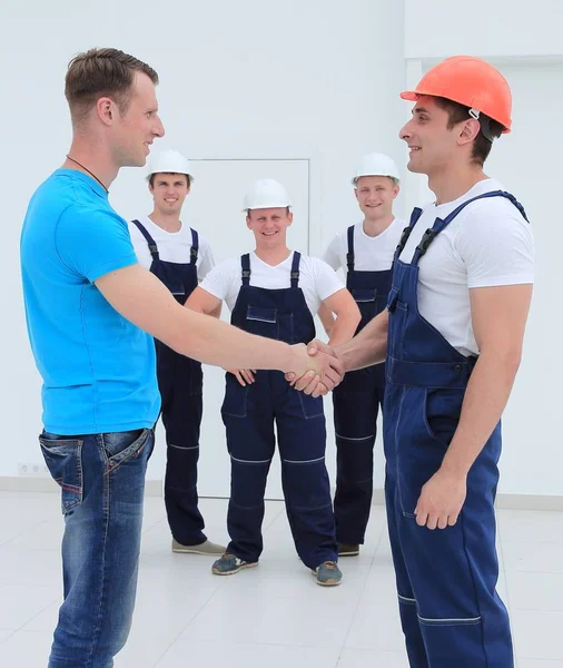 Handshake of the architect and engineer — Stock Photo, Image