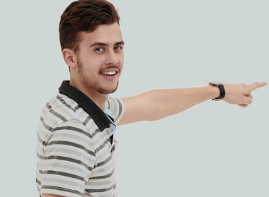 ileriye dönük ve kameraya bakarak yan view.modern genç adam.