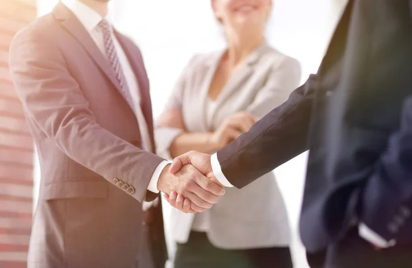 Due uomini d'affari che si stringono la mano — Foto Stock