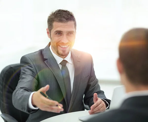 Close-up. Manager en bespreken van de voorwaarden van de opdracht in de office-client. — Stockfoto