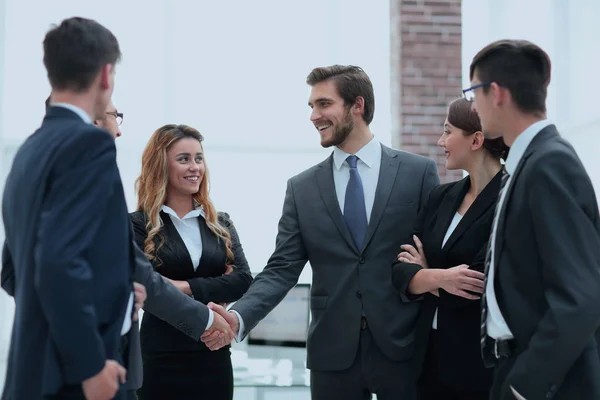 Geschäftlicher Handschlag von Geschäftsleuten im Büro — Stockfoto