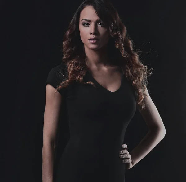 Krásný a atraktivní model v černých šatech. — Stock fotografie