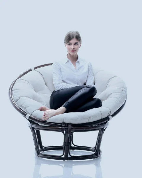 Молода бізнес-леді відпочиває у великому м'якому кріслі — стокове фото